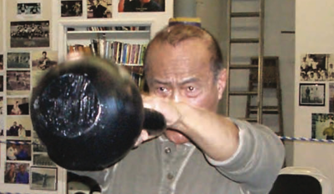 Guro Inosanto a kettlebell: žák legendárního Bruce Lee slaví 90. narozeniny!